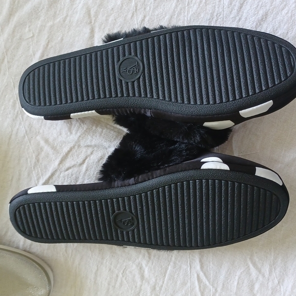 Victoria Secret Slide On Closed Toe Slippers. Black & White  Size:M new - Picture 2 of 3